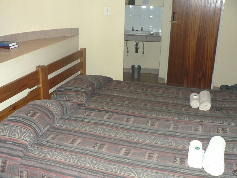 JAR 211.JPG - Jak jsem již psal, kempy byly výborně vybaveny. Ubytování bylo rovněž luxusní. Zde jsme měli svůj bungalov, který byl kromě sprchy, záchodu a grilu vybaven i trezorem. Samozřejmě, že jsem ho chtěl vyzkoušet. Musel být nějaký porouchaný, jinak si nedokáži vysvětlit, že k vysvobození cenností jsem potřeboval asistenci recepčních.